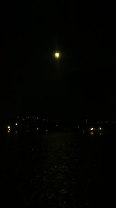 月と湖