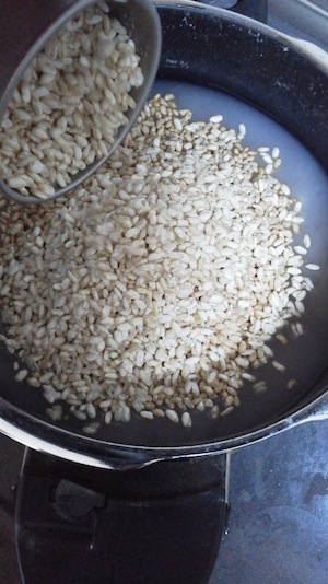 米麹を入れる