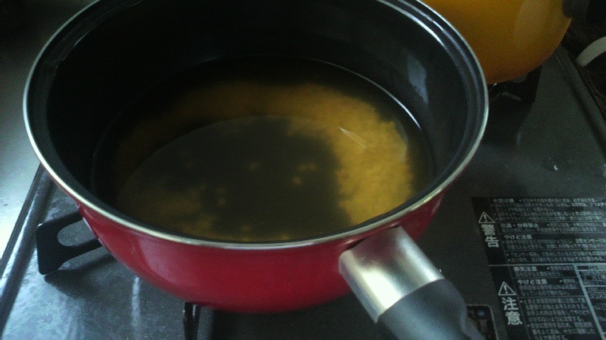 鍋で煮沸、玄米入りも